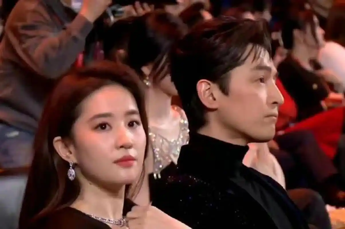 微博之夜刘亦菲和胡歌同框真是赏心悦目,喜欢帅哥美女,以前看仙剑觉得
