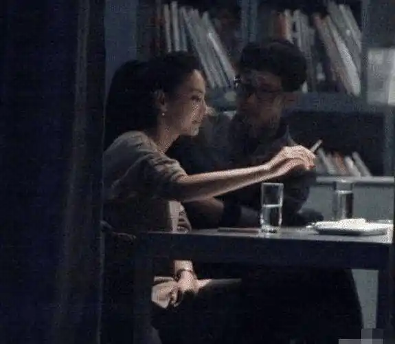 张雨绮抽烟旧照流出,狗仔偷拍像电影截图,这恐怕是粉丝拍的吧?