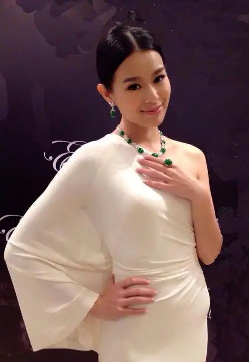 回顾演员胡杏儿嫁大3岁富豪婚后连生三胎如今一家其乐融融