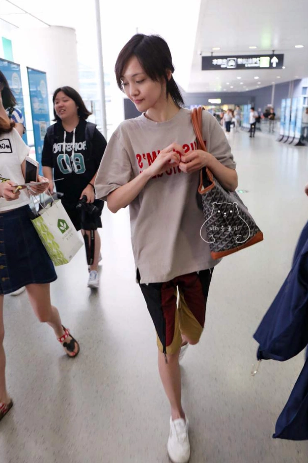 郑爽机场"素颜照"被疯传,头发稀疏面容憔悴,粉丝都快脱粉了