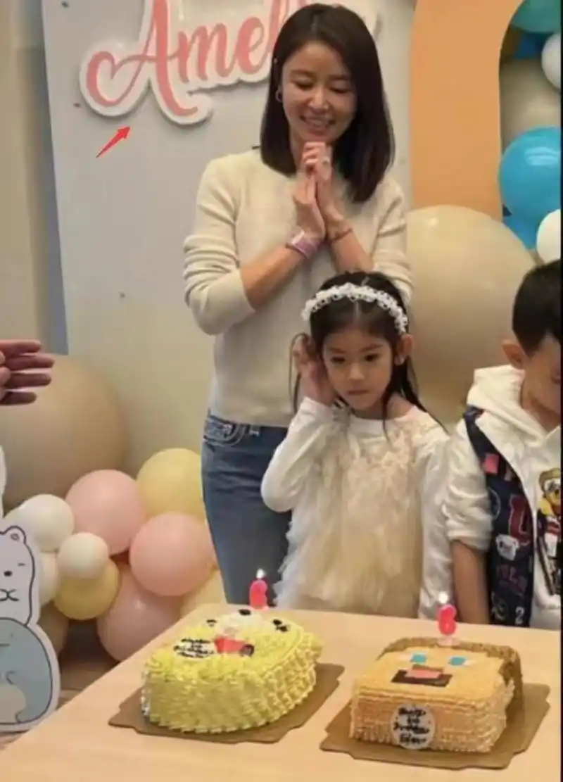 林心如和霍建华的宝贝女儿小海豚正面照被爆出,还是大意了,这颜值妥妥