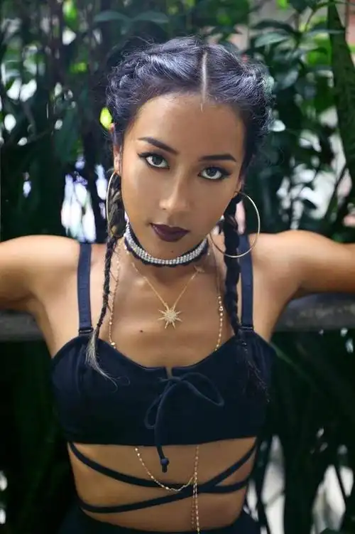 吉克隽逸潮服加身,黑色蕾丝套装配粉嫩外套,造型时尚显身材