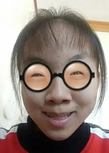 小编只想问这位美眉一句:你确定理发师帮你剪的是空气刘海?