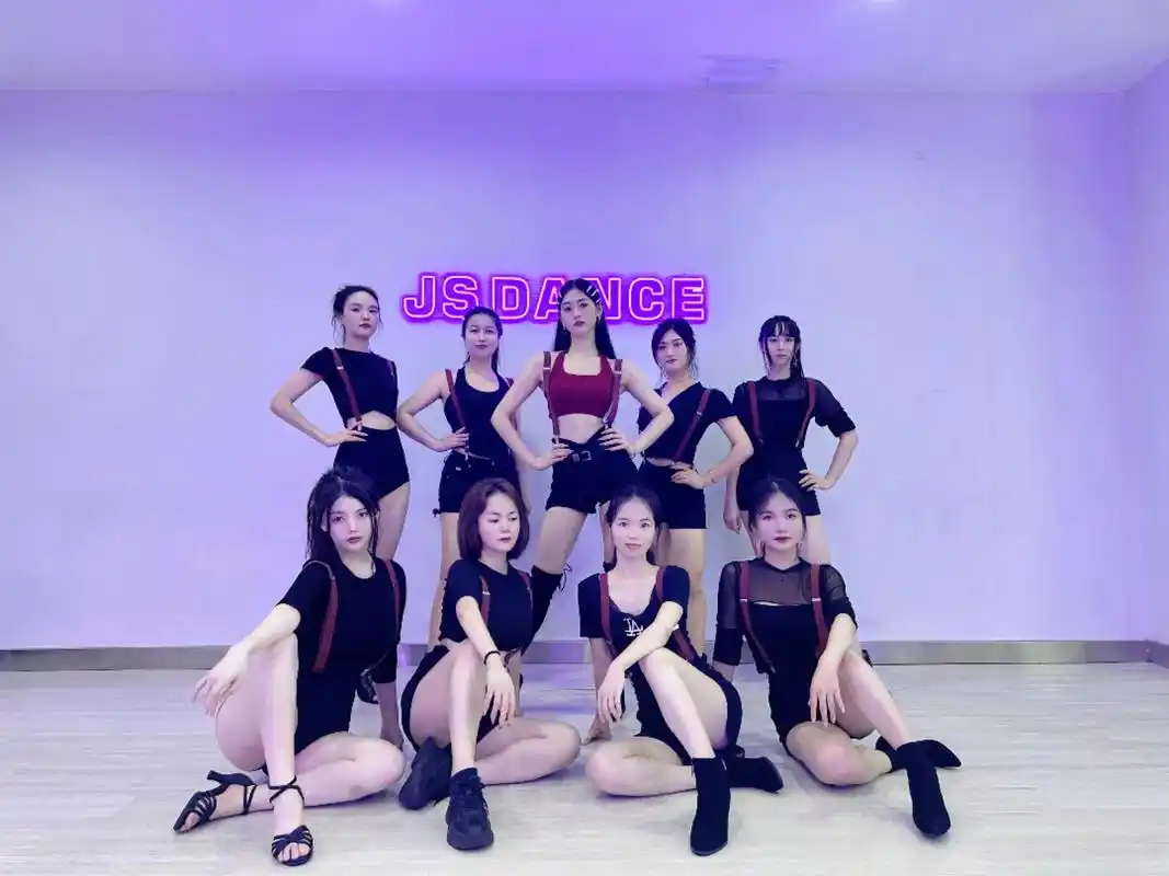 炸街女孩 #团队照 #每个人都是模特 #黑色系 每一个舞蹈 - 抖音