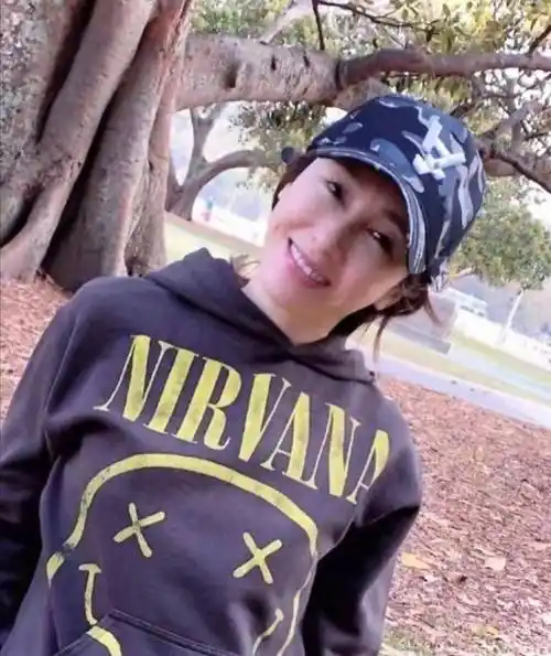 48岁冻龄美人黎姿晒素颜照,网友:仍是女神_生活_卫衣_穿着