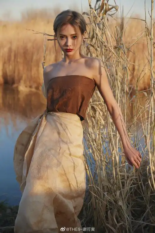 谢可寅最新写真 谢可寅一身大地色系的抹胸长裙长靴……__财经头条