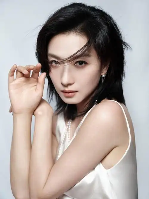 干练的锁骨发型精致又松弛#万茜白月光造型#济南·邢记老婆爱吃螺蛳粉