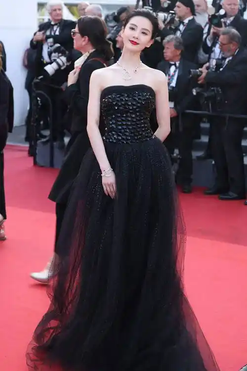 刘诗诗戛纳红毯仪态绝美 三套造型诠释"东方美貌"独特魅力 _明星_星悦