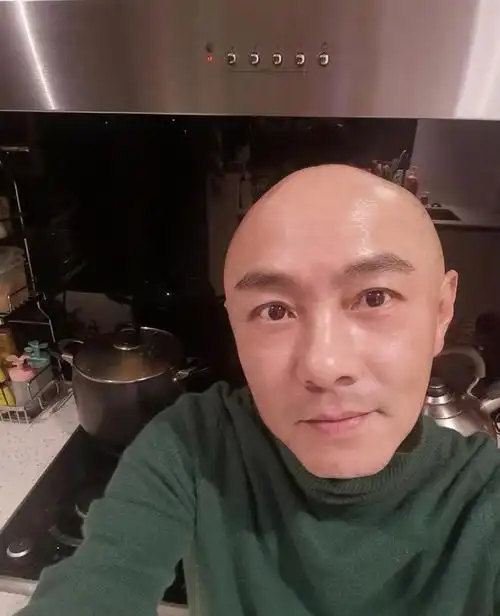 张卫健分享自拍照低调为自己庆生57岁依然状态很好