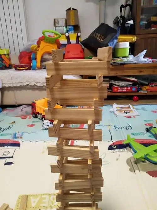 2019年4月14日,我在家看外孙阳阳玩耍,阳阳自己搭积木高楼,拍照留个