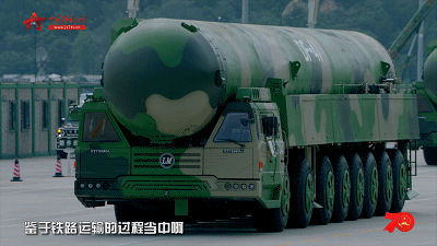 和传统导弹不一样,大阅兵中的东风-17为何有颗奇特的弹头