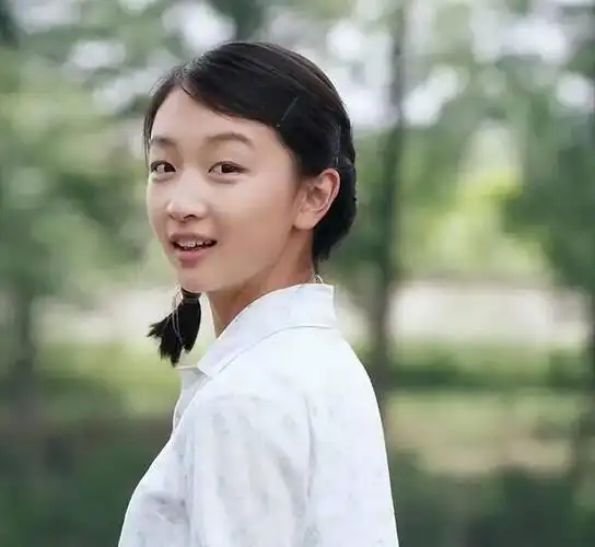 事实证明三金影后周冬雨已走上了演员的另一条大道