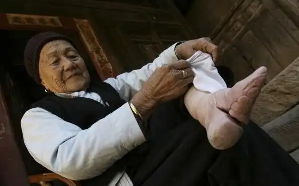 实拍三寸金莲裹脚缠足全过程图