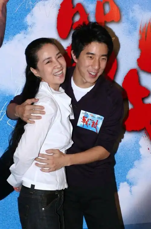 林凤娇当年生下房祖名,在爸爸那栏填了3个字!网友看了都佩服!