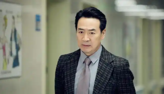 "老来得子"的三位男明星,他与儿子相差60岁,而他与女儿差78岁