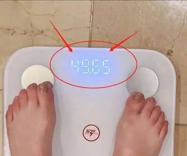 是正常的女明星的体重,众所周知,很多的女明星体重都是不超过90斤的