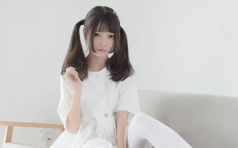 清纯美女白皙美腿高清桌面壁纸