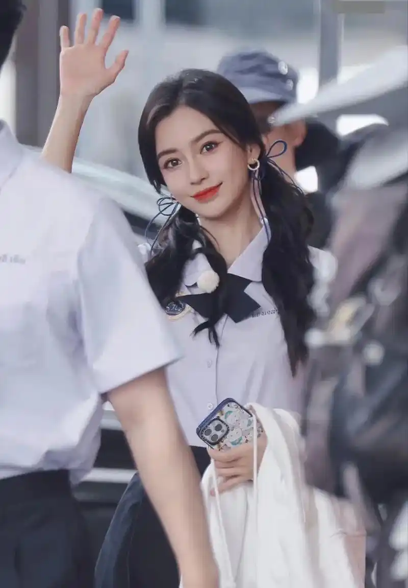 angelababy一身学院风穿搭真养眼.angeⅠabab - 抖音