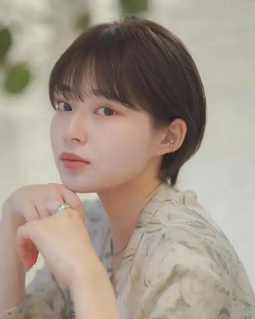适合夏季的清爽日系短发bob头|||发型细致线条的短刘海和不对称平衡感