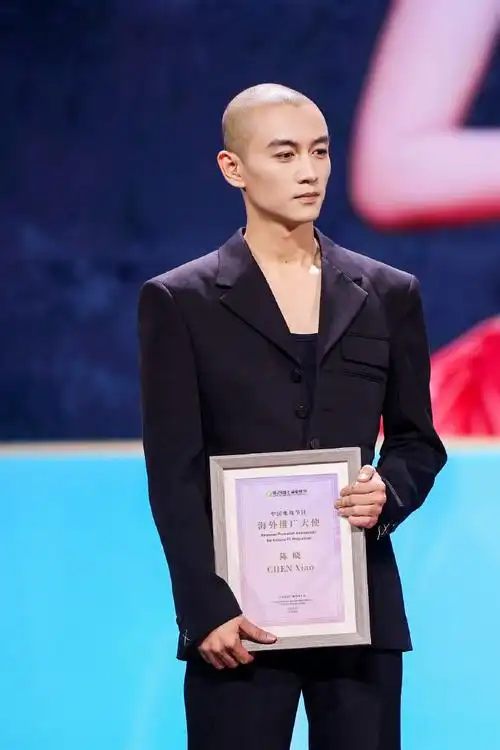 陈晓光头出席白玉兰##陈晓 颁奖的和尚