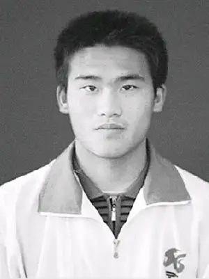 为了给家里省钱,考上大学的他,8月10日带着高中毕业证离家出走了.