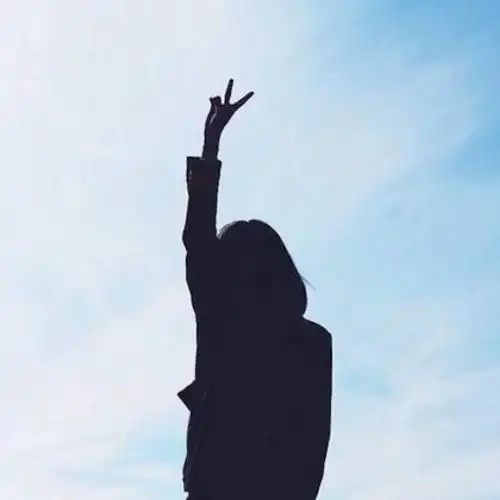 蓝天倩影剪刀手