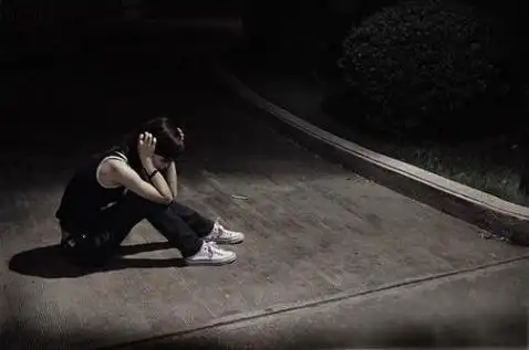 低头悲伤的唯美图片