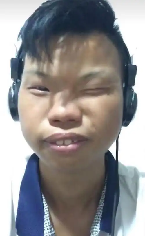 有没有长得丑的男生照片分享一下.我想知道什么样算丑 ?