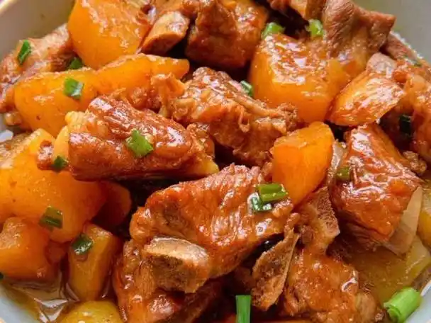 炒菜一端上桌没吃多久就冷了,那么炖菜就是冬天最受欢迎的家常菜了,热