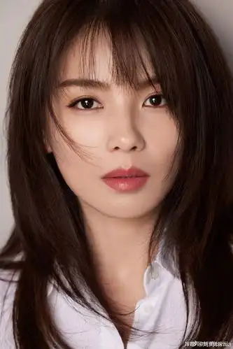 43岁刘涛生日晒湿发美照,白衬衫诠释优雅气质,自信的样子真美