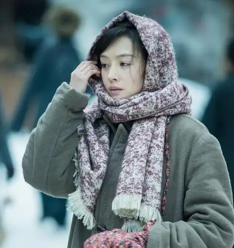 后来她上过综艺,代言过品牌,演过电视剧《面具》里的女特工赵冬梅,但