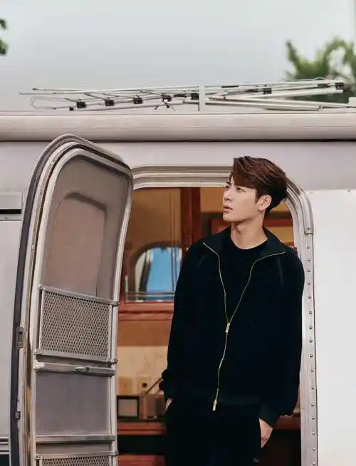 上了年龄的王嘉尔:内裤半露,满脸颓废,法令纹明显