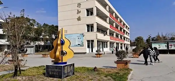 西亭初中的课程是严格按照国家标准开足开齐的,这些可以看作是学校层