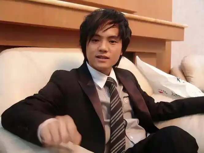 23岁凭一首歌狂赚2亿,29岁成音乐教授,情歌王子郑源到底有多牛_领域