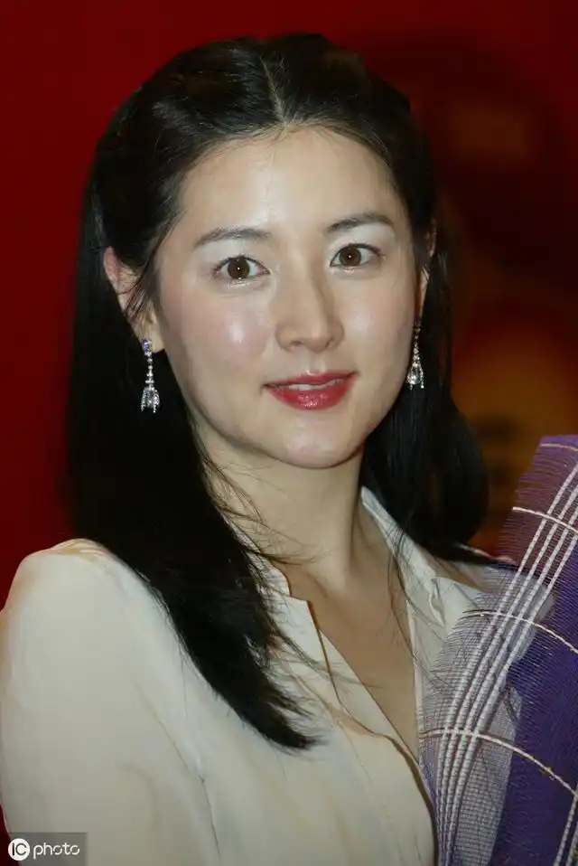 白裙端庄又贵气的韩国女星李英爱,直男们的荧屏女神