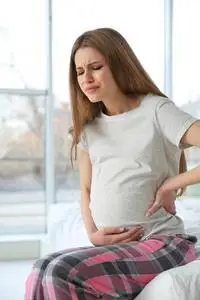 年轻孕妇患腹痛在家里孕妇腰酸背痛,有早产风险孕妇患有腹部疼痛肚子