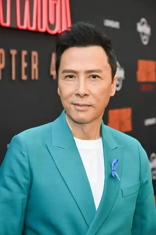 《疾速追杀4》首映礼甄子丹亮相 穿青色西服亮眼_现场图_安德森_都将