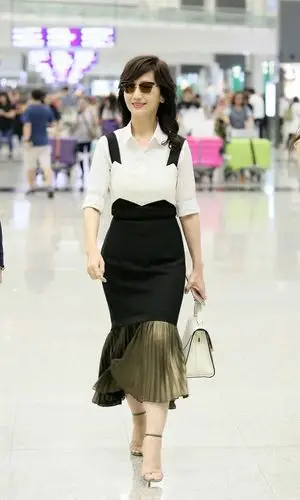 70后赵雅芝穿鱼尾裙,好身材惹人羡慕,奶奶辈的穿衣模板