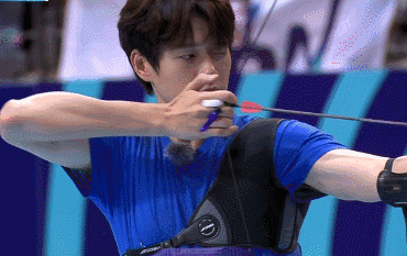 在射箭过程中借位所致——箭的一端芭比粉头儿,在他拉开弓箭