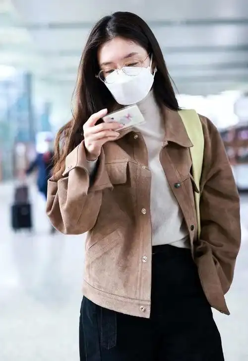 江疏影现身机场,高领衫搭配棕色外套,休闲随性又显气质!