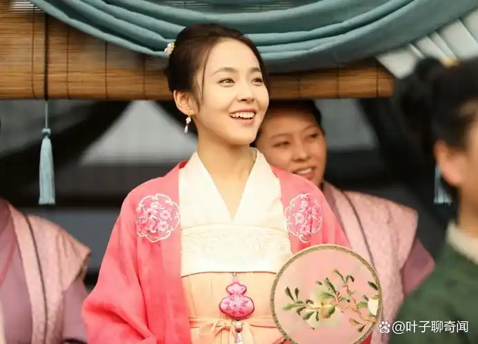 她如一株纯净高贵不染尘埃的白玫瑰张佳宁的坚韧与执着