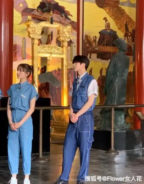 迪丽热巴蔡徐坤同框生图曝光,两人互动交谈颜值超高