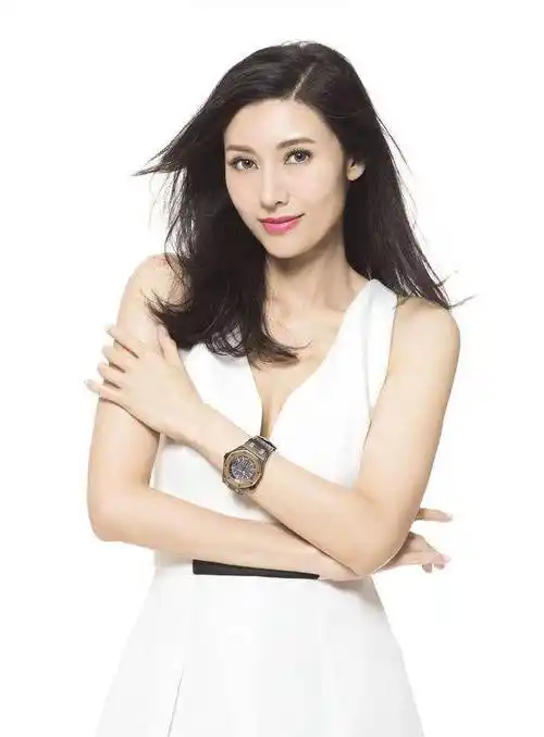 52岁李嘉欣美在生活,素颜抢眼挡不住腿,任意摆拍美妙如花_魅力_姿势