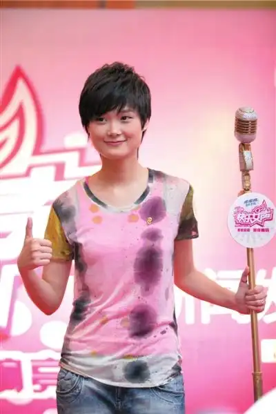 快乐女声全面启动 李宇春代言送镶钻金话筒(图)