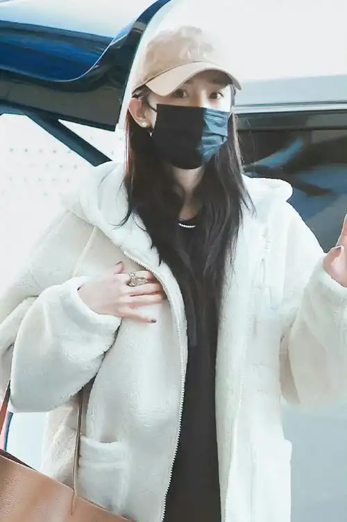 杨幂羊羔毛外套