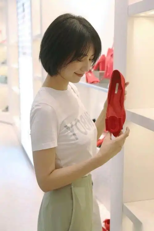 39岁高圆圆只是剪波波头短发秒变成19岁少女少女感十足