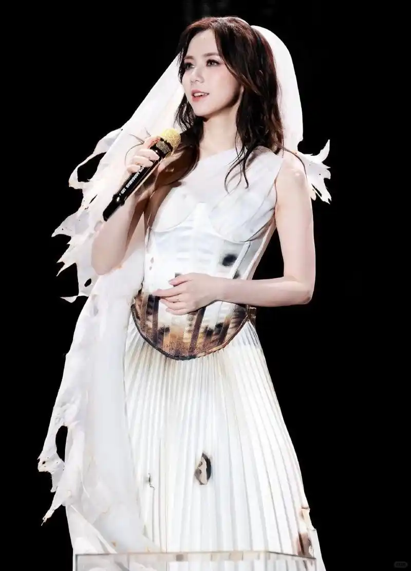 说到邓紫棋,我得说她的每一张照片都像是精心打磨的艺术品,每一张都