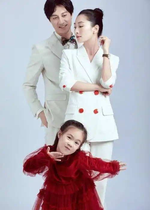 "安陵容"陶昕然为女儿庆生,五岁何陶颜值高,一家三口罕同框_何建泽