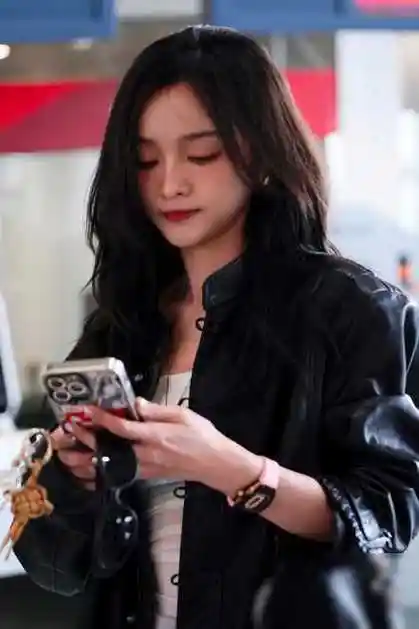 吴宣仪玩梗风波引争议,内娱小公主形象遭质疑.