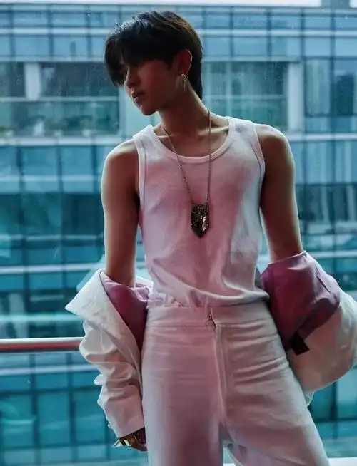 写了几期明星艺人身材点评的文章系列后,后台有小伙伴让我写写蔡徐坤